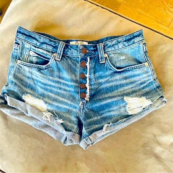 Free People 5 button sexy bandit look jean shorts. Great condition.. Size 27 - Picture 6 of 10